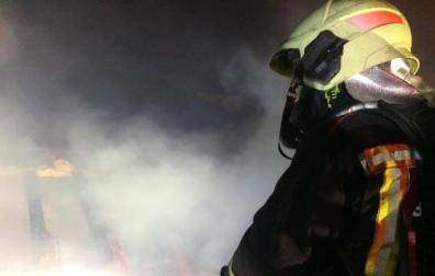 Un bombero apagando el incendio de una vivienda en Alsasua