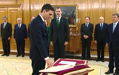 Pedro Sánchez promete su cargo de presidente del Gobierno sin símbolos religiosos