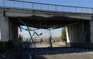 Estado en el que ha quedado el puente tras accidentarse el camión.