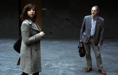 Laura Pérez (Podemos-Orain Bai) y Adolfo Araiz (Bildu), en el atrio del Parlamento foral.