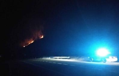 El incendio que ha obligado a cortar la N-121 a la altura de la localidad de Berroeta.