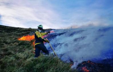 Los bomberos trabajan en la extinción de un incendio en Arantza.