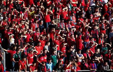 Imágenes de aficionados de Osasuna en las gradas del estadio del Numancia.