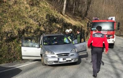 Efectivos de la Policía Foral, junto al automóvil accidentado.
