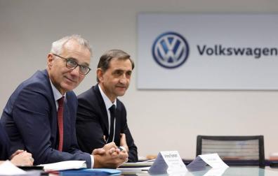 Andreas Tostmann, a la izquierda, junto a Emilio Sáenz, presidente de Volkswagen Navarra.