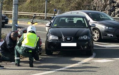 Herido leve un motorista en una colisión con un turismo en la PA-30