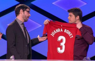 Manu Zapata entrega a Juanra Bonet la camiseta de Osasuna que le envió Pedro del Villar.