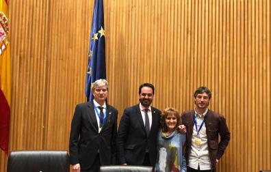 De izda a dcha., Alfonso Echávarri, del Teléfono de la Esperanza; el diputado Íñigo Alli, promotor de la jornada; Elena Aisa, de lasociación de afectados Besarkada-Abrazo, y Gabriel González, periodista de 'Diario de Navarra' y autor de un libro sobre el tratamiento del suicidio en los medios.