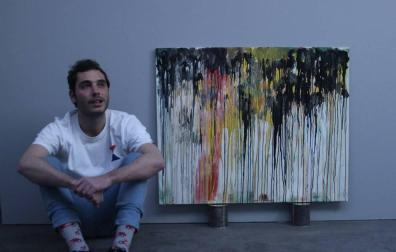 Yago Vaillo Usón, junto a una de las obras que forma parte de la exposición Procesos de abstracción.