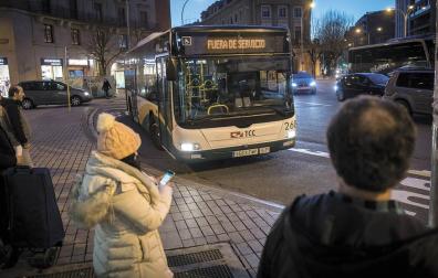 Una villavesa en huelga, ayer a las siete de la tarde en la plaza de Merindades de Pamplona.