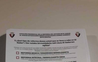Papeleta de votación para elegir la reforma del estadio de El Sadar.