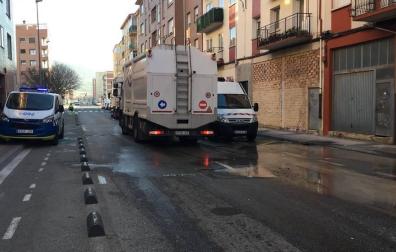 Revienta una tubería de agua en la calle Canal de Pamplona