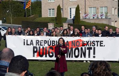 Inés Arrimadas, acompañada de los diputados del Grupo Parlamentario de Ciutadans, frente a la "Casa de la Republica" en Waterloo (Bélgica).