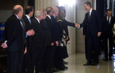 Torra y Colau plantan al rey en el saludo protocolario al llegar a la cena del Mobile
