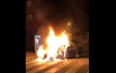Arde un coche en marcha la noche del domingo en Mendillorri