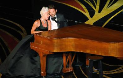 Lady Gaga y Bradley Cooper se meriendan unos Oscar más ágiles y muy hispanos