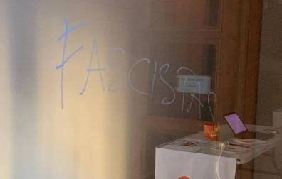 Aparecen pintadas con insultos en la sede de Ciudadanos Navarra