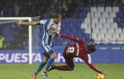 Fran Mérida cae al suelo durante una jugada frente al Dépor en Riazor.