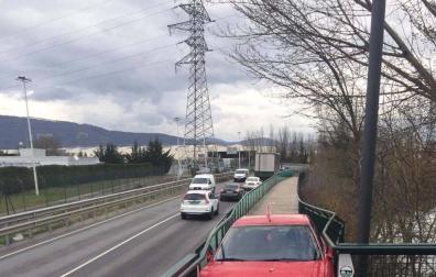 Tres jóvenes dejan empotrado un coche en el paseo del Arga tras huir de un control policial