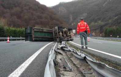 Estado del camión tras volcar en la A-15.