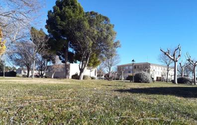 Terrenos donde se hará el instituto con el colegio, al fondo.