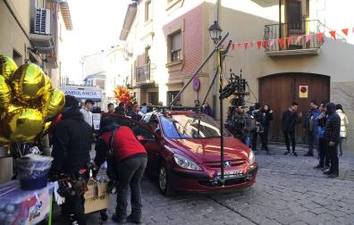 El equipo de rodaje de la película china 'Line Walker II' ha filmado esta semana en tafalla. la escena estrella ha sido la de una persecución de coches que se desarrolla durante un supuesto encierro de san fermín. cientos de navarros han participado en el rodaje como figurantes