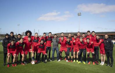 Manu Zapata, rodeado de la plantilla y el cuerpo técnico de Osasuna.