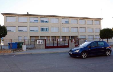 Un coche pasa junto al colegio San Bartolomé de Ribaforada, que acogerá a los alumnos de 1º de ESO.
