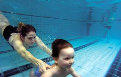 La natación desde los primeros meses de vida ayuda a reforzar los vínculos entre el bebé y sus progenitores.