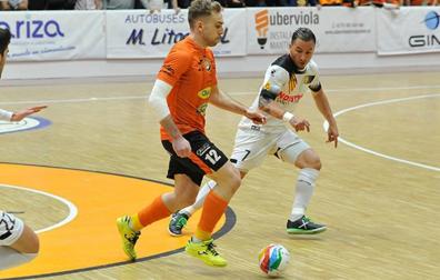 El ejemplar gesto deportivo del Aspil-Vidal tras marcar con el portero lesionado