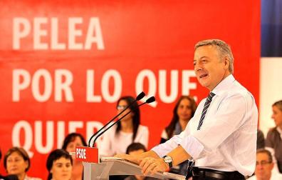 El vicesecretario general del PSOE, José Blanco, ha visitado este miércoles Pamplona después de que el candidato socialista a la Presidencia, Alfredo Pérez Rubalcaba, retrasara el mitin previsto para hoy al 9 de noviembre. Blanco ha afirmado que "nada ni nadie" podrá parar la llegada del TAV a la Comunidad foral.