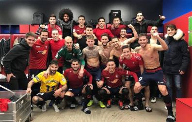 Los jugadores de Osasuna han posado en el vestuario después de cada uno de los últimos triunfos.