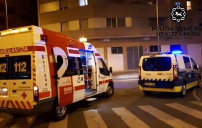 Una ambulancia y un coche de Policía Municipal durante una intervención en Pamplona