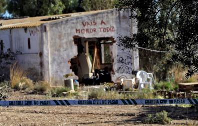 Agentes de la Policía Científica de la Guardia Civil en el lugar de la muerte de los dos niños de Godella