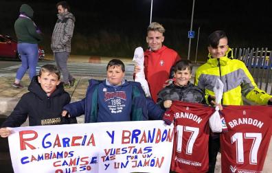 Brandon se ganó un jamón al regalar su camiseta a unos aficionados