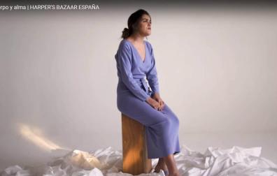 Amaia Romero canta a capela mientras posa para una publicación de moda