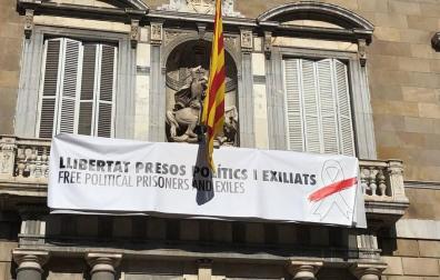 Torra desafía a la Junta Electoral y cambia el lazo amarillo por uno blanco