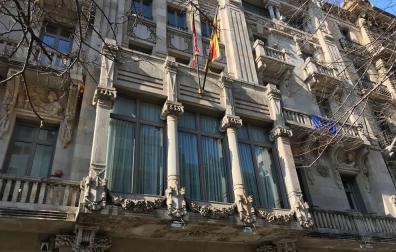 ERC retira los lazos de la fachada de Economía antes de que lo hagan los Mossos