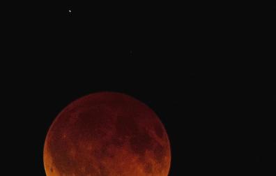 Un eclipse total tiñe la Luna de rojo durante 78 minutos