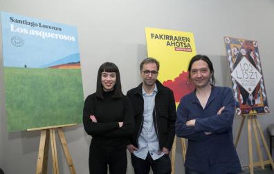 Desde la izquierda, Júlia Sardà, Harkaitz Cano y Santiago Lorenzo, ayer, con las portadas de sus libros, en el Museo de Navarra.