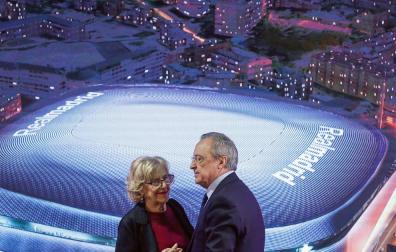 El presidente del Real Madrid, Florentino Pérez, y la alcaldesa de Madrid, Manuela Carmena , durante la presentación de la reforma del estadio Santiago Bernabéu, este martes, en Madrid.