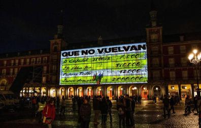 Podemos se atribuye la proyección de los 'papeles de Bárcenas' en Madrid