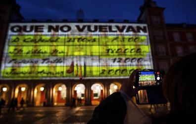 Proyectan imágenes de los "papeles de Bárcenas" en la Plaza Mayor de Madrid