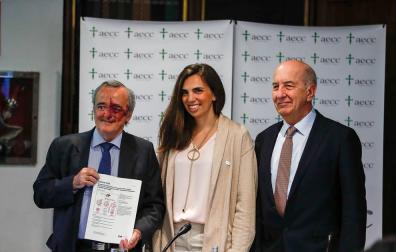 El Jefe del Servicio de Oncología Médica del Hospital Universitario Ramón y Cajal de Madrid; la directora de investigación de la AECC, Marta Puyol; y el jefe del Grupo AXA- CNIO de Oncología Experimental de la FSP CNIO adscrita al Instituto de Salud.