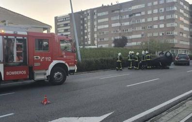 Un herido leve tras volcar con su coche en la avenida de Navarra