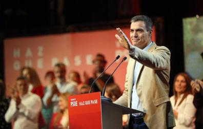 El presidente del Gobierno, Pedro Sánchez, participa en un acto de campaña electoral del PSOE en el Centro de Congresos Pirámide de la localidad tinerfeña de Arona.