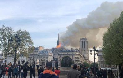 El fuego, en el tejado de Notre Dame de París.