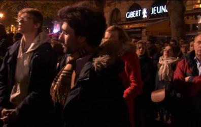 Un 'Ave María' contra el espanto del fuego en Notre Dame