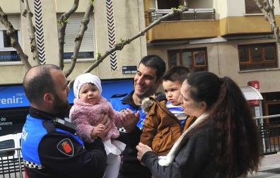 Dos policías salvan a una niña de un año atragantada en Peralta