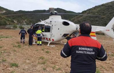 Rescatado en helicóptero un motorista tras salirse de la vía en Ekai y caer por un barranco